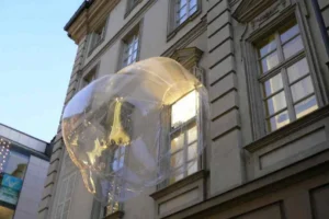 Un’opera d’arte gonfiabile.